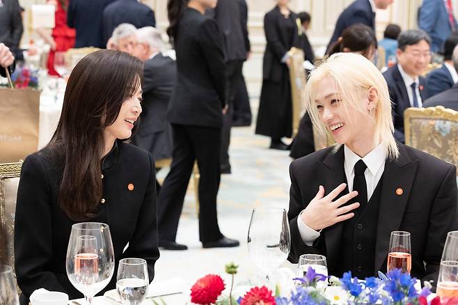 배우 전지현(왼쪽)과 스트레이키즈 필릭스가 3일 청와대에서 열린 이재명 대통령 주최 에마뉘엘 마크롱 프랑스 대통령 국빈 방한 환영 오찬에서 대화하고 있다. 전민규 기자