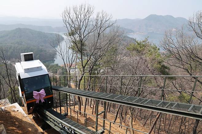 충북 청주시 상당구 문의면에 있는 옛 대통령별장 청남대에서 지난달 26일 40인승 모노레일이 개통했다. 사진 충북도