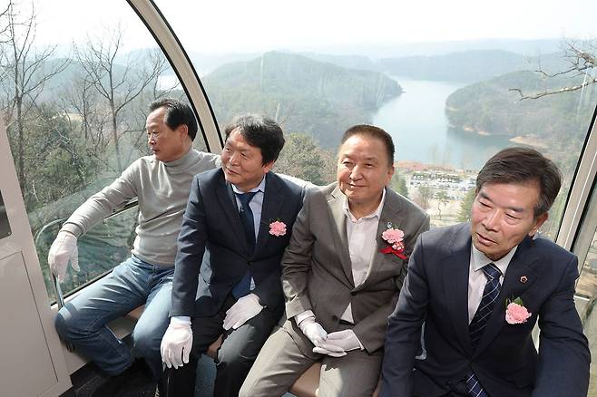 김영환 충북지사(오른쪽 두번째)가 지난달 26일 청남대 모노레일 개통식에서 객차에 올라 전망대로 오르고 있다. 사진 충북도