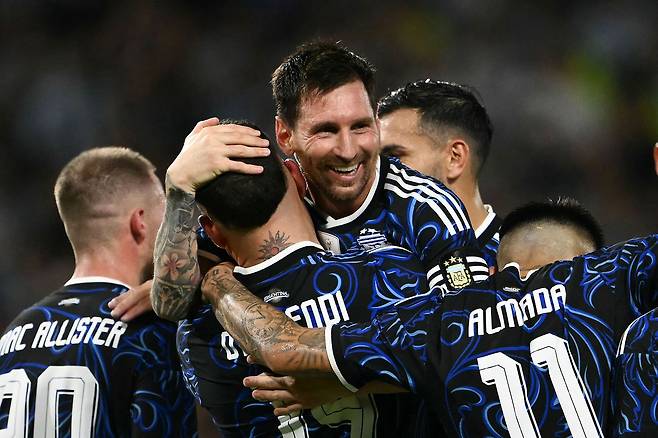 잠비아와 평가전에서 골을 넣은 동료 니콜라스 오타멘디를 얼싸안고 기뻐하는 리오넬 메시. AFP=연합뉴스