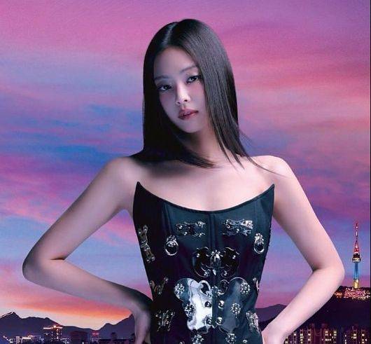 제니가 서울의 매력을 알리는 홍보 영상에서 르쥬의 2025 FW 시즌 미인 N°2 드레스를 입고 있다. 구조적 실루엣에 장인이 손으로 두드려 만든 금속 공예 작품을 더했다. 사진 서울관광재단