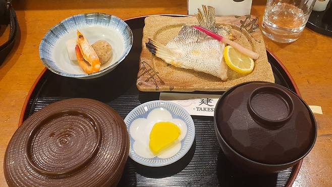 어떻게 요리해도 맛있는, 귀한 도미 한 토막이 먹음직스럽게 구워졌다.