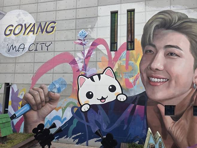 고양관광정보센터 외벽에 그려져 있는 BTS 멤버 RM 벽화 /사진=이정우 기자