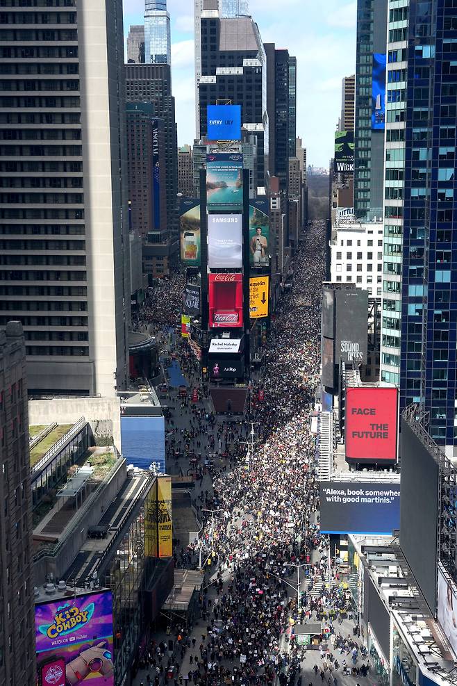 28일(현지시간) 미국 전역에서 도널드 트럼프 미국 대통령의 정책에 반대하는 ‘노 킹스’ 시위가 열린 가운데 시위 참가자들이 뉴욕 맨해튼을 행진하고 있다. AP연합뉴스