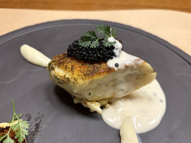 호텔업계 최초로 ASC 인증 광어를 도입한 콘래드 서울이 내놓은 광어 스테이크.