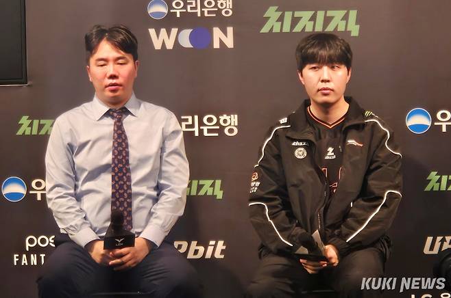 윤성영 한화생명e스포츠 감독(왼쪽)과 ‘카나비’ 서진혁이 4일 오후 5시 서울 종로구 LCK 아레나에서 열린 T1과의 2026 LoL 챔피언스 코리아(LCK) 정규 시즌 1라운드 경기가 끝난 뒤 기자회견에 참석하고 있다. 송한석 기자