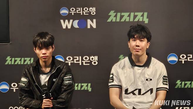 ‘시우’ 전시우(왼쪽)와 김대호 디플러스 기아 감독이 4일 오후 7시 서울 종로구 LCK 아레나에서 열린 키움 DRX와의 2026 LoL 챔피언스 코리아(LCK) 정규 시즌 1라운드 경기가 끝난 뒤 기자회견에 참석하고 있다. 송한석 기자