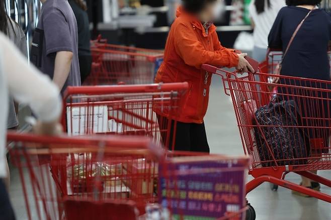 서울의 한 대형마트에서 장 보는 시민들. [연합뉴스]