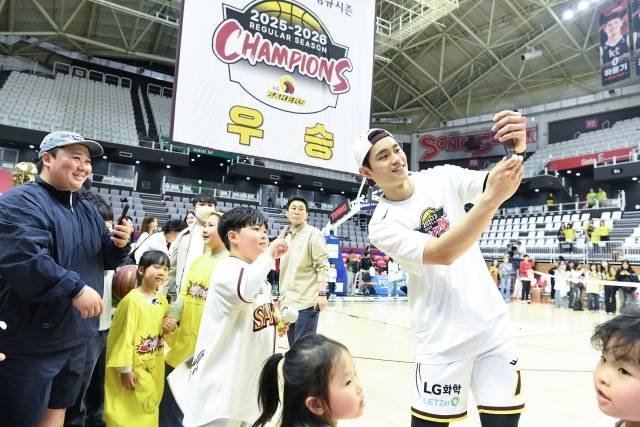 유기상은 “나와 준석이, 마레이가 부상으로 이탈한 구간이 있었다. 그 힘든 순간을 일영이 형, 민국이 형 등이 잘 버텨줘서 정규리그 우승을 해낼 수 있었다. 사실 출전 시간을 많이 못 가져가면서 속으로 힘들었을 것이다. 그럼에도 어린 선수들에게 티내지 않았고 오히려 보듬어 주면서 위기 때마다 힘을 내줬다. 나도 고참이 된다면 어떤 상황이 오더라도 지금의 형들처럼 내 자리에서 열심히 할 것이다. 그런 부분을 하나씩 배워가고 있다”고 말했다. 사진=KBL 제공