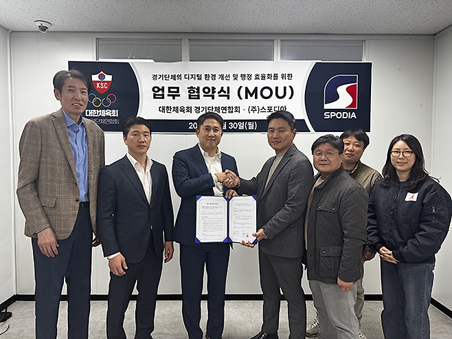 왼쪽부터 스포디아 김유택 이사, 이원희 자문, 김종민 대표, 대한체육회 경기단체연합회 이성진 회장 및 부회장단. 사진=올파이츠유니버스 제공