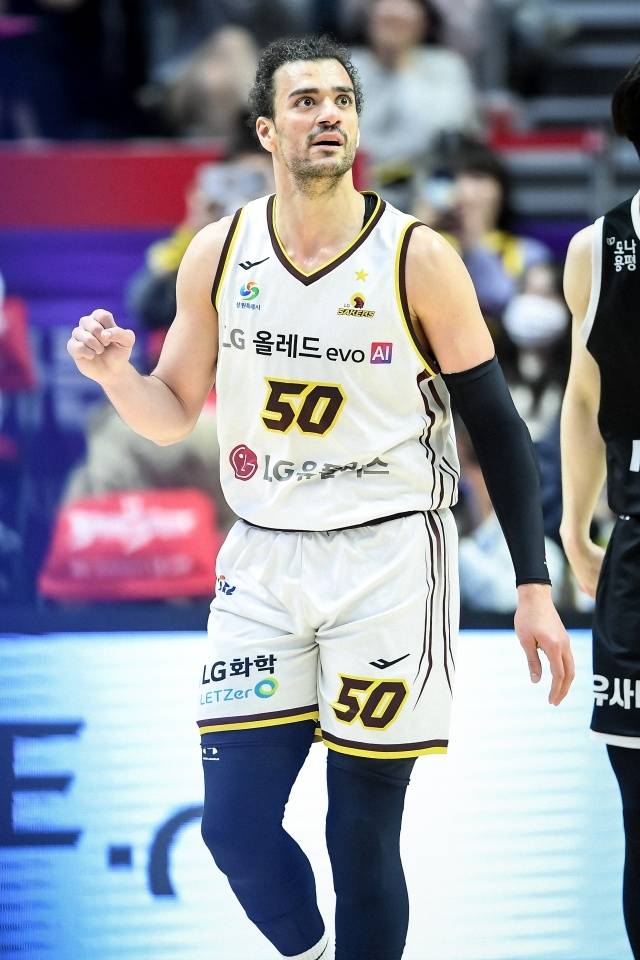 마레이는 이날 역시 압도적이었다. 그는 23분 2초 출전, 21점 15리바운드 8어시스트 1스틸 2블록슛을 기록했다. 출전 시간을 더 가져갔다면 트리플더블도 충분했다. 데릭 윌리엄스, 조나단 윌리엄스를 완전히 압도, KT의 경기 플랜을 무너뜨렸다. 알고도 막을 수 없었다. 여기에 멋진 어시스트는 그의 가치를 더욱 높였다. 사진=KBL 제공