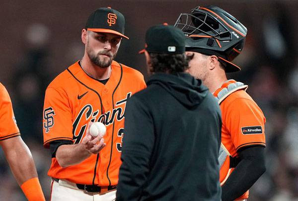 바이텔로 감독이 투수 교체를 진행하고 있다. 사진= Getty Images/AFP= 연합뉴스 제공