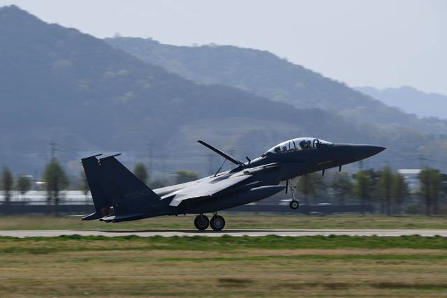 활주로에 착륙하고 있는 한국 공군의 F-15K 전투기. 연합뉴스.