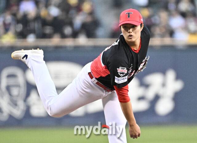 2일 오후 서울 잠실야구장에서 진행된 '2026 KBO리그' LG트윈스와 KIA타이거즈의 경기. KIA 김태형이 선발등판해 역투하고 있다./마이데일리