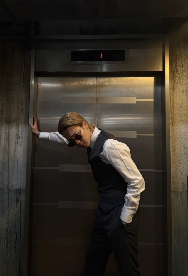 지민이 특유의 유쾌한 매력으로 팬들의 시선을 사로잡았다. / 지민 SNS