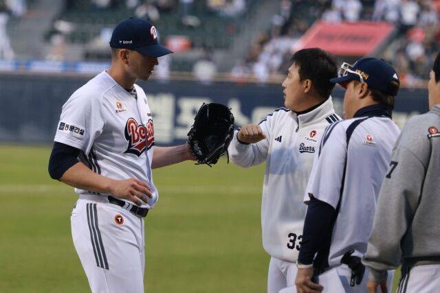 등 통증으로 강판된 플렉센./두산 베어스