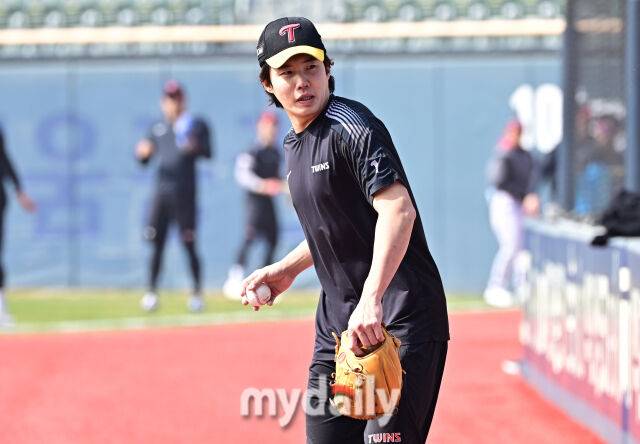 28일 서울 잠실야구장에서 열린 '2026 신한 SOL BANK KBO리그' LG 트윈스와 KT 위즈 경기.LG 임찬규가 경기 전 훈련을 하고 있다./마이데일리