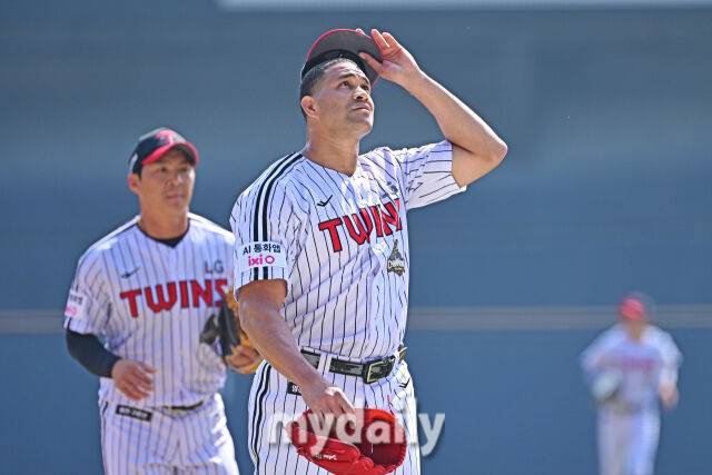28일 서울 잠실야구장에서 열린 '2026 신한 SOL BANK KBO리그' LG 트윈스와 KT 위즈 경기.LG 선발 치리노스가 1회초 6실점하며 수비를 마쳤다./마이데일리