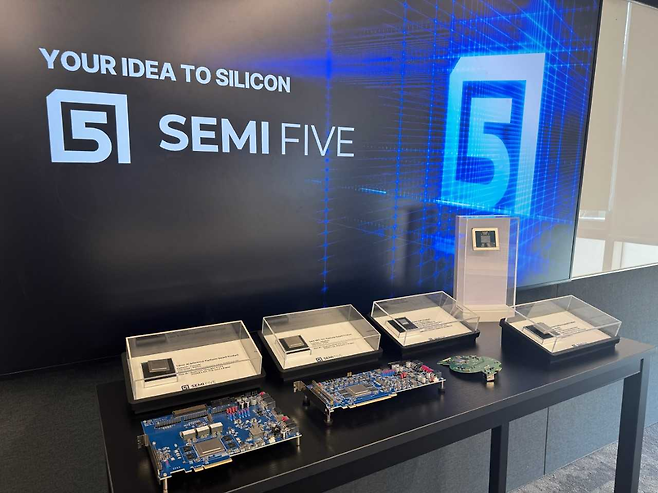 세미파이브 본사 한켠에는 수주한 제품의 시제품이 전시돼 있었다. [세미파이브 제공]