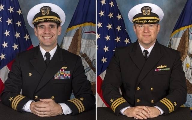 미국과 이스라엘의 대이란 군사작전 ‘장대한 분노’ 개시 첫날인 지난 2월 28일(현지시간) 발생한 이란 초등학교 오폭 사건과 관련해, 각국 주재 이란 대사관 측이 미군 장교들 신상을 공개했다. 남아프리카공화국 주재 이란 대사관은 공식 소셜미디어(SNS)에 “이 두 명의 범죄자를 기억하라”며 미 해군 구축함 USS 스프루언스(DDG 111·9700t급) 함장 리 R. 테이트(사진 왼쪽)와 부함장 제프리 E. 요크의 사진을 공개했다. [엑스(X·옛 트위터) 캡처]