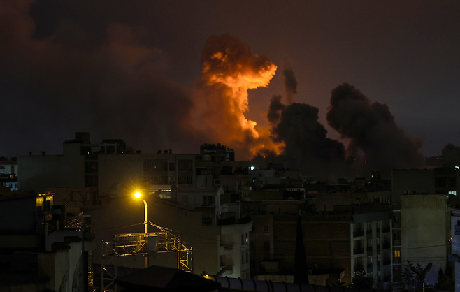 지난달 28일 이란 테헤란에서 밤사이 폭발이 일어나 도시 상공으로 큰 연기 기둥이 솟아오르고 있다. [게티이미지]