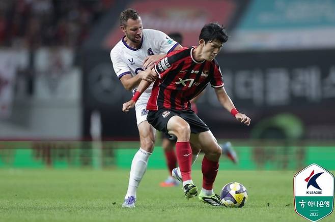 [서울=뉴시스] 지난해 8월31일 서울월드컵경기장에서 열린 하나은행 K리그1 2025 28라운드 FC서울과 FC안양의 맞대결 장면. (사진=한국프로축구연맹 제공) *재판매 및 DB 금지