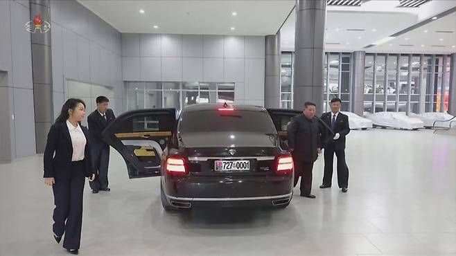 [서울=뉴시스] 북한 조선중앙TV는 김정은 국무위원장이 딸 김주애와 함께 평양 '화성지구 4단계' 구역의 상업·편의시설을 점검했다고 3일 보도했다. (사진=조선중앙TV 캡처) 2026.04.03. photo@newsis.com *재판매 및 DB 금지