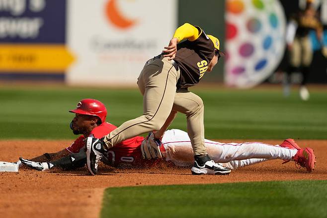 [굿이어=AP/뉴시스] 샌디에이고 파드리스의 2루수 송성문이 26일(현지 시간) 미 애리조나주 굿이어 볼파크에서 열린 신시내티 레즈와 시범경기 2회 말 수비하고 있다. 송성문은 6번 2루수로 선발 출장해 2타수 1안타 2볼넷 1삼진을 기록하며 7회 교체됐고, 팀은 10-11로 패했다. 2026.02.27.