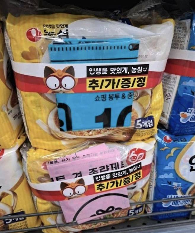 [서울=뉴시스] 중동 전쟁 여파로 쓰레기 종량제 봉투 대란 우려가 제기되면서, 일부 마트에서 라면 구매 시 봉투를 덤으로 주는 미끼 상품을 판매해 화제다. (사진=온라인 커뮤니티 캡처)&nbsp; *재판매 및 DB 금지