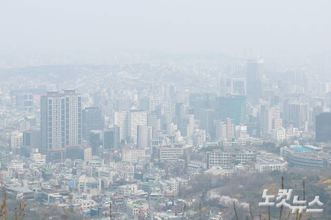 미세먼지와 초미세먼지 농도가 나쁨 수준을 보인 3일 서울 남산에서 바라본 도심이 뿌옇다. 류영주 기자