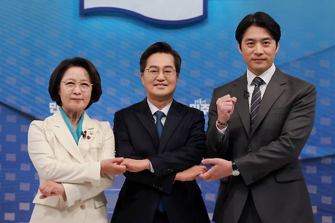 더불어민주당 추미애(왼쪽부터)·김동연·한준호 경기지사 경선후보가 지난 1일 서울 양천구 SBS 목동 스튜디오에서 열린 더불어민주당 경기도지사 후보자 2차 TV 합동토론회에 참석해 기념 촬영하고 있다. 연합뉴스