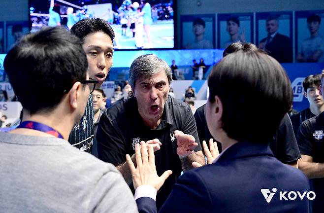 판정에 항의하는 블랑 감독. 한국배구연맹