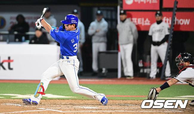 [OSEN=수원, 조은정 기자] 3일 경기도 수원 KT위즈파크에서 2026 신한 SOL KBO리그 KT 위즈와 삼성 라이온즈의 경기가 열렸다.이날 KT는 사우어, 삼성은 후라도를 선발로 내세웠다.6회초 2사 3루에서 삼성 김영웅이 헛스윙 삼진으로 물러나고 있다. 2026.04.03 /cej@osen.co.kr