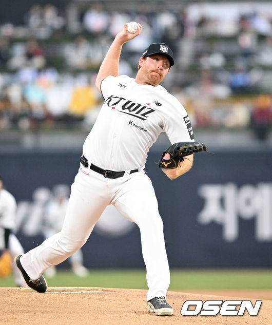 [OSEN=수원, 조은정 기자] 3일 경기도 수원 KT위즈파크에서 2026 신한 SOL KBO리그 KT 위즈와 삼성 라이온즈의 경기가 열렸다. 1회초 KT 사우어가 역투하고 있다. 2026.04.03 /cej@osen.co.kr