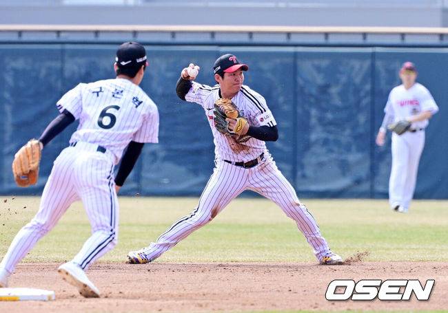 [OSEN=잠실, 지형준 기자] 24일 서울 잠실야구장에서 ‘2026 신한 SOL KBO리그’ LG 트윈스와 키움 히어로즈의 시범경기가 열렸다. 3회초 1사 1루에서 LG 오지환이 키움 최주환의 유격수 땅볼 타구에 호수비를 선보이고 있다. 2026.03.24&nbsp;/ jpnews@osen.co.kr