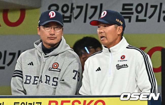[OSEN=대구, 이석우 기자] 2일 대구삼성라이온즈파크에서 2026 신한 SOL KBO 리그 삼성 라이온즈와 두산 베어스의 경기가 열렸다. 홈팀 삼성은 이승현이, 방문팀 두산은 최민석이 선발 출전했다. 두산 베어스 김원형 감독이 정재훈 코치와 얘기하고 있다. 2026.04.02 / foto0307@osen.co.kr