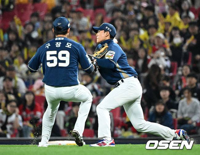 의욕이 너무 앞섰나, 송구 실책하는 신재인