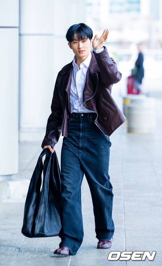 [OSEN=김포공항, 민경훈 기자] NCT 마크가 31일 김포국제공항을 통해 해외 일정 참석차 중국 상하이로 출국했다.NCT 마크는 FW26 상하이 패션위크 패션쇼에 참석한다.NCT 마크가 출국장으로 향하며 포즈를 취하고 있다. 2026.03.31 /rumi@osen.co.kr