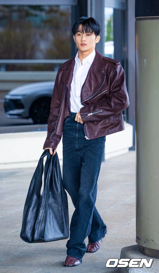 [OSEN=김포공항, 민경훈 기자] NCT 마크가 31일 김포국제공항을 통해 해외 일정 참석차 중국 상하이로 출국했다.NCT 마크는 FW26 상하이 패션위크 패션쇼에 참석한다.NCT 마크가 출국장으로 향하며 포즈를 취하고 있다. 2026.03.31 /rumi@osen.co.kr