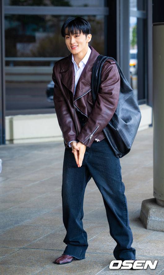 [OSEN=김포공항, 민경훈 기자] NCT 마크가 31일 김포국제공항을 통해 해외 일정 참석차 중국 상하이로 출국했다.NCT 마크는 FW26 상하이 패션위크 패션쇼에 참석한다.NCT 마크가 출국장으로 향하며 포즈를 취하고 있다. 2026.03.31 /rumi@osen.co.kr