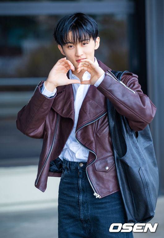 [OSEN=김포공항, 민경훈 기자] NCT 마크가 31일 김포국제공항을 통해 해외 일정 참석차 중국 상하이로 출국했다.NCT 마크는 FW26 상하이 패션위크 패션쇼에 참석한다.NCT 마크가 출국장으로 향하며 포즈를 취하고 있다. 2026.03.31 /rumi@osen.co.kr