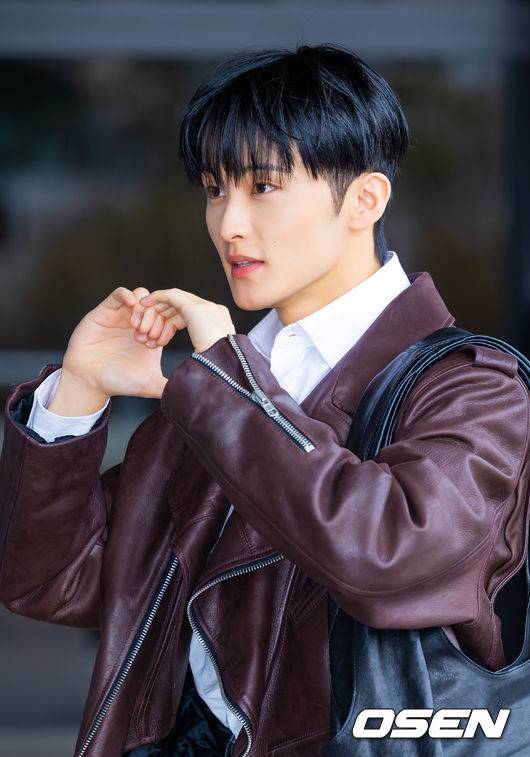 [OSEN=김포공항, 민경훈 기자] NCT 마크가 31일 김포국제공항을 통해 해외 일정 참석차 중국 상하이로 출국했다.NCT 마크는 FW26 상하이 패션위크 패션쇼에 참석한다.NCT 마크가 출국장으로 향하며 포즈를 취하고 있다. 2026.03.31 /rumi@osen.co.kr