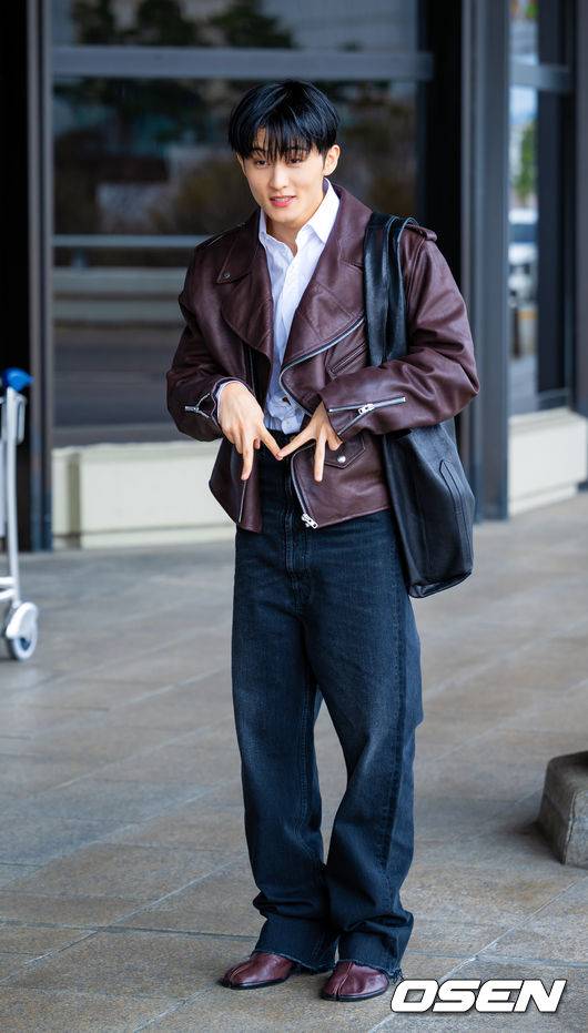 [OSEN=김포공항, 민경훈 기자] NCT 마크가 31일 김포국제공항을 통해 해외 일정 참석차 중국 상하이로 출국했다.NCT 마크는 FW26 상하이 패션위크 패션쇼에 참석한다.NCT 마크가 출국장으로 향하며 포즈를 취하고 있다. 2026.03.31 /rumi@osen.co.kr