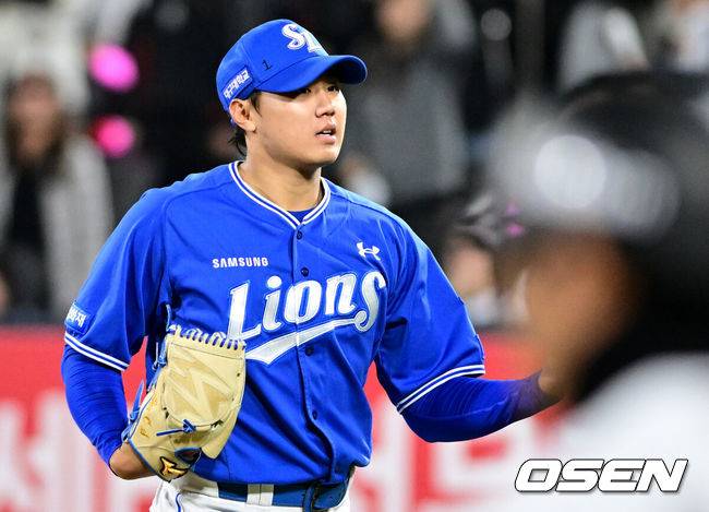 [OSEN=수원, 조은정 기자] 3일 경기도 수원 KT위즈파크에서 2026 신한 SOL KBO리그 KT 위즈와 삼성 라이온즈의 경기가 열렸다.이날 KT는 사우어, 삼성은 후라도를 선발로 내세웠다.8회말 2사 2루에서 삼성 배찬승이 KT 힐리어드에게 헛스윙 삼진을 유도한 뒤 기뻐하고 있다. 2026.04.03 /cej@osen.co.kr