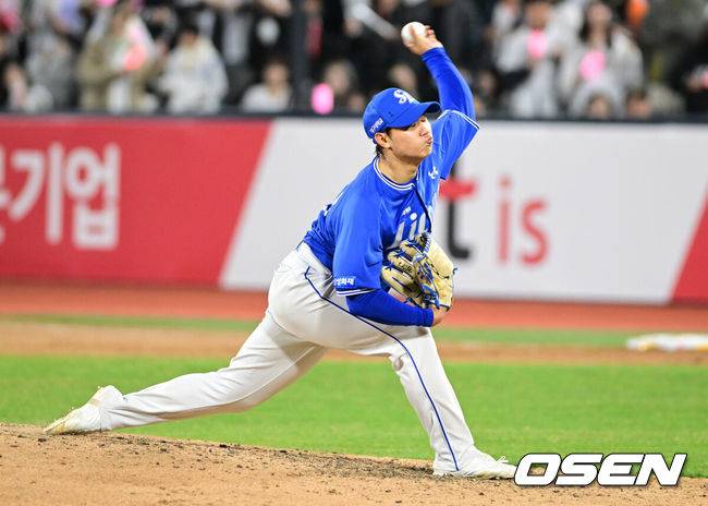 [OSEN=수원, 조은정 기자] 3일 경기도 수원 KT위즈파크에서 2026 신한 SOL KBO리그 KT 위즈와 삼성 라이온즈의 경기가 열렸다.이날 KT는 사우어, 삼성은 후라도를 선발로 내세웠다.8회말 삼성 배찬승이 역투하고 있다. 2026.04.03 /cej@osen.co.kr