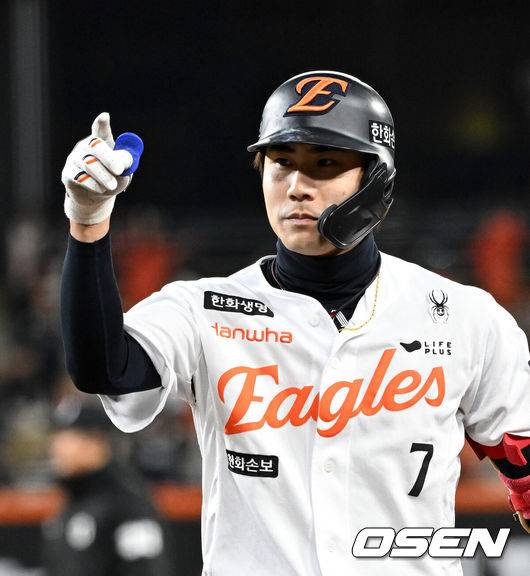 [OSEN=대전, 이대선 기자] 1일 대전 한화생명볼파크에서 2026 신한 SOL KBO리그 한화 이글스와 KT 위즈의 경기가 열렸다.이날 한화는 류현진, KT는 고영표를 선발로 내세웠다.6회말 무사 1,3루에서 한화 심우준이 좌전 적시타를 치고 환호하고 있다. 2026.04.01 /sunday@osen.co.krc