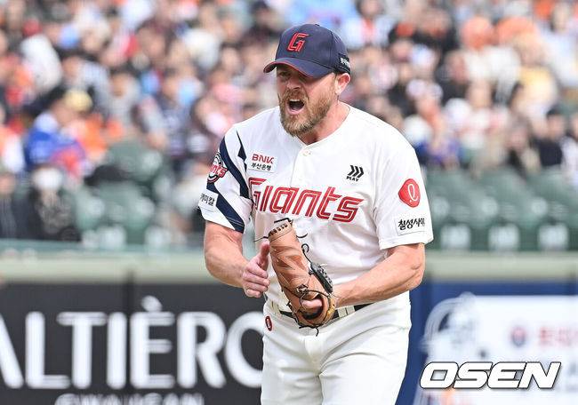 [OSEN=부산, 이석우 기자] 22일 부산 사직야구장에서 2026 신한 SOL KBO 리그 롯데 자이언츠와 한화 이글스의 시범경기가 열렸다. 홈팀 롯데는 비슬리가, 방문팀 한화는 에르난데스가 선발 출전했다.롯데 자이언츠 선발 투수 비슬리가 5회초 2사 3루 한화 이글스 김태연을 3루수 땅볼로 잡고 환호하고 있다. 2026.03.22 / foto0307@osen.co.kr