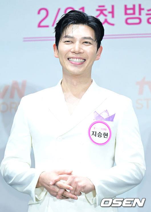 [OSEN=최규한 기자] 4일 오후 서울 라마다서울신도림호텔에서 tvN STORY ‘잘생긴 트롯’ 제작발표회가 열렸다.‘잘생긴 트롯’은 연예계 대표 12명의 남자 스타들이 트롯에 진정성을 가지고 도전하는 신(新) 음악 예능이다.배우 지승현이 포토타임을 하고 있다. 2025.02.04 / dreamer@osen.co.kr