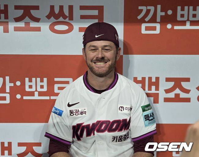 [OSEN=고척, 한용섭 기자]&nbsp;프로야구 키움 히어로즈 외국인 타자 브룩스가 3일 고척 스카이돔에서 열린 LG 트윈스와 경기에서 4타수 4안타 맹활약을 하고 취재진과 인터뷰를 하고 있다. /orange@osen.co.kr