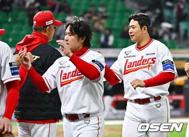 [OSEN=인천, 박준형 기자] 프로야구 SSG 랜더스가 시원한 홈런 2방을 앞세워 개막 3연승을 질주했다.&nbsp;SSG는 31일 인천 SSG랜더스필드에서 열린 ‘2026 신한은행 SOL Bank KBO리그’ 키움 히어로즈와의 경기에서 9-3으로 승리했다.&nbsp;경기종료 후 SSG 김재환이 이숭용 감독과 하이파이브를 하고 있다.  2026.03.31 / soul1014@osen.co.kr